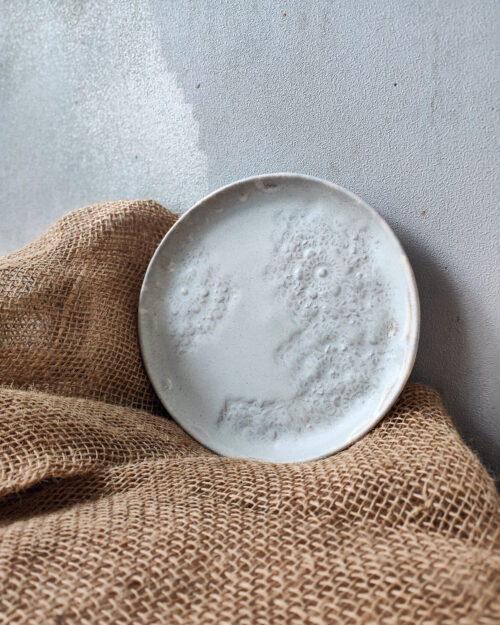 Neo _ Dove Grey Plate with crocheted impression